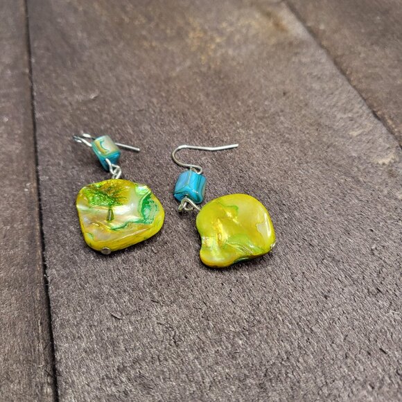 Triple Tiered Mother of Pearl Necklace - Picture 5 of 5